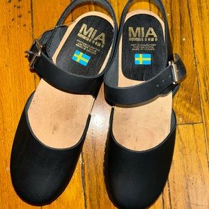 MIA ABBA CLOGS in black leather